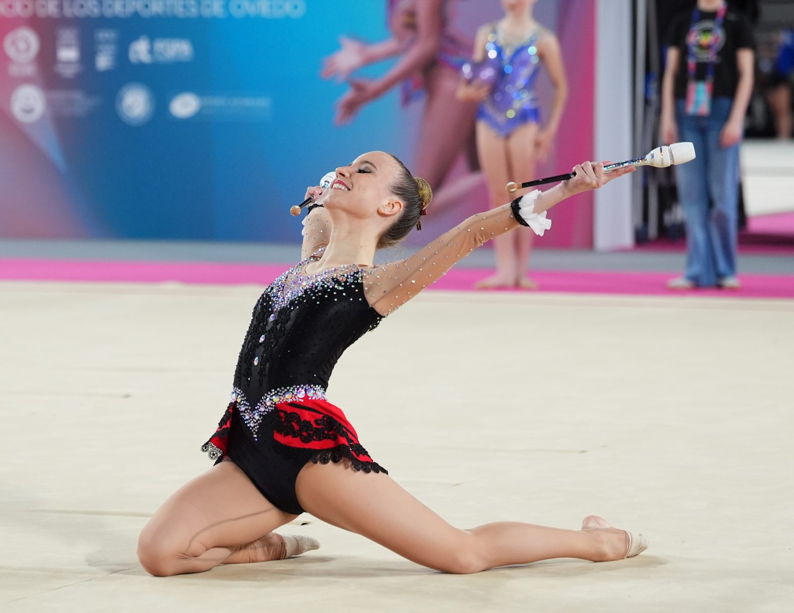 Gimnasta compitiendo con mazas